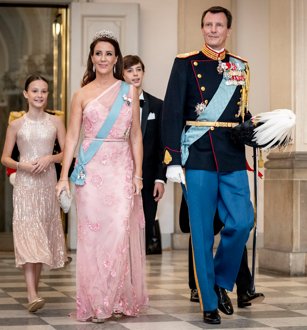 Prins Joachim, prinsesse Marie, greve Felix, greve Henrik og komtesse Athena ankommer til prins Christians 18 års fødselsdag, som fejres med en gallamiddag på Christiansborg Slot i København, søndag den 15. oktober 2023.. (Foto: Mads Claus Rasmussen/Ritzau Scanpix)
